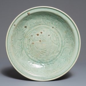 Een Chinese qingbai schotel met onderglazuur floraal decor, Ming — foto 1
