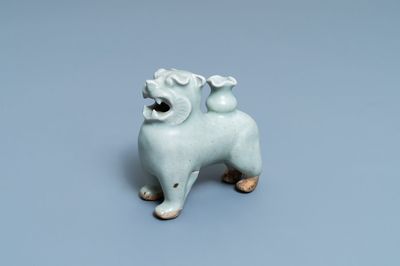 Een Chinese qingbai wierookstokhouder in de vorm van een tijger, Ming