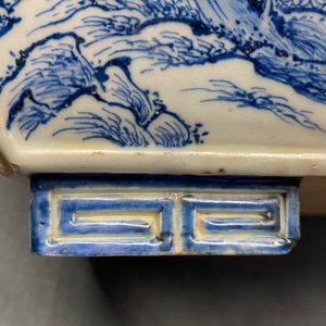 Een Chinese rechthoekige blauw-witte jardinière, Kangxi/Yongzheng — foto 15