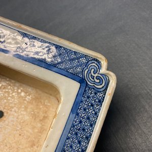 Een Chinese rechthoekige blauw-witte jardinière, Kangxi/Yongzheng — foto 24