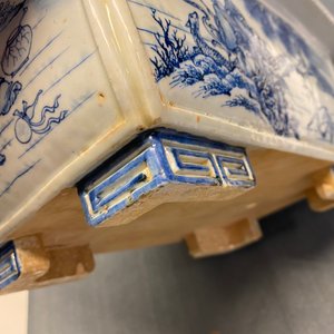 Een Chinese rechthoekige blauw-witte jardinière, Kangxi/Yongzheng — foto 27