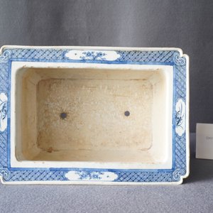 Een Chinese rechthoekige blauw-witte jardinière, Kangxi/Yongzheng — foto 10