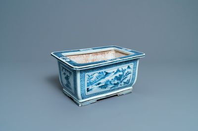 Een Chinese rechthoekige blauw-witte jardinière, Qianlong