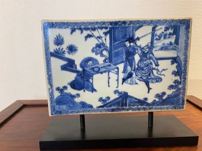 Een Chinese rechthoekige blauw-witte tegel met een onthoofdingsscène, Kangxi — foto 1