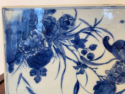 Een Chinese rechthoekige blauw-witte tegel met een onthoofdingsscène, Kangxi — foto 15
