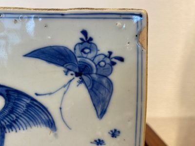 Een Chinese rechthoekige blauw-witte tegel met een onthoofdingsscène, Kangxi — foto 17