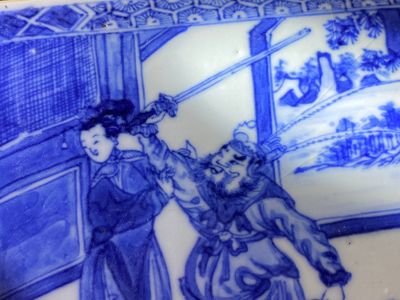 Een Chinese rechthoekige blauw-witte tegel met een onthoofdingsscène, Kangxi — foto 21
