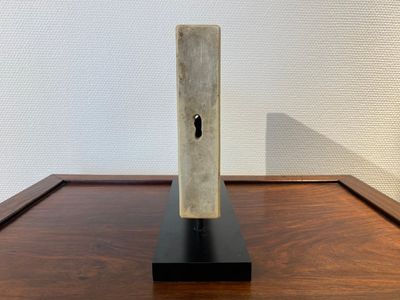 Een Chinese rechthoekige blauw-witte tegel met een onthoofdingsscène, Kangxi — foto 4