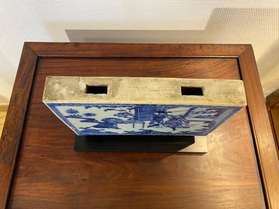 Een Chinese rechthoekige blauw-witte tegel met een onthoofdingsscène, Kangxi — foto 7
