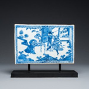 Een Chinese rechthoekige blauw-witte tegel met een onthoofdingsscène, Kangxi — foto 2