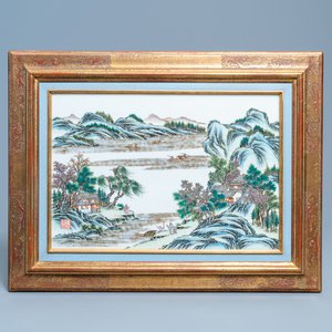Een Chinese rechthoekige famille rose plaquette met een landschap, Qianlong merk, 19/20e eeuw — foto 1