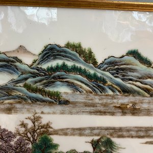 Een Chinese rechthoekige famille rose plaquette met een landschap, Qianlong merk, 19/20e eeuw — foto 4
