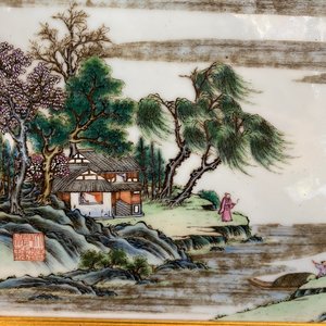 Een Chinese rechthoekige famille rose plaquette met een landschap, Qianlong merk, 19/20e eeuw — foto 6