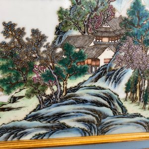 Een Chinese rechthoekige famille rose plaquette met een landschap, Qianlong merk, 19/20e eeuw — foto 9