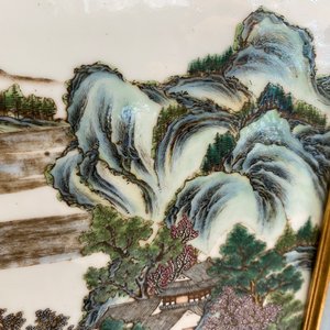 Een Chinese rechthoekige famille rose plaquette met een landschap, Qianlong merk, 19/20e eeuw — foto 10