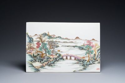 Een Chinese rechthoekige famille rose plaquette, Wang Yeting 汪野亭 zegelmerk, Republiek