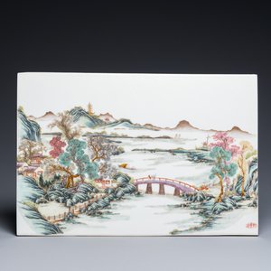 Een Chinese rechthoekige famille rose plaquette, Wang Yeting 汪野亭 zegelmerk, Republiek — foto 1