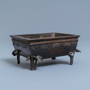Een Chinese rechthoekige gelakte bronzen wierookbrander, Qing — foto 1