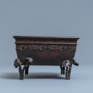 Een Chinese rechthoekige gelakte bronzen wierookbrander, Qing — foto 3