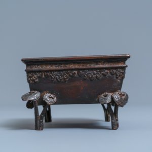 Een Chinese rechthoekige gelakte bronzen wierookbrander, Qing — foto 5