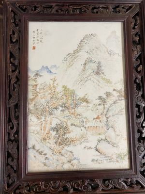 Een Chinese rechthoekige qianjiang cai plaquette met een berglandschap in de stijl van Cheng Men, 19e eeuw — foto 1