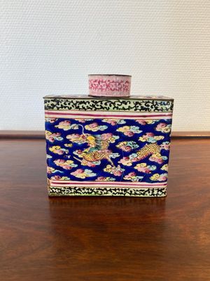 Een Chinese rechthoekige theebus met deksel in Canton email, Qianlong — foto 3