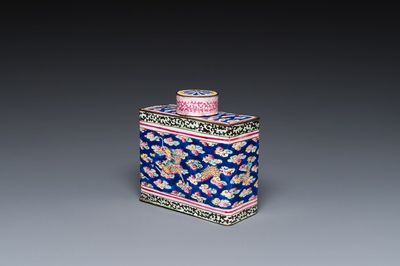 Een Chinese rechthoekige theebus met deksel in Canton email, Qianlong