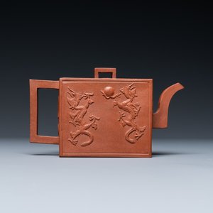 Een Chinese rechthoekige Yixing steengoed 'draken' theepot, zegelmerk, Kangxi — foto 4