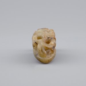 Een Chinese riemhaak in gespikkelde jade, 20e eeuw — foto 4