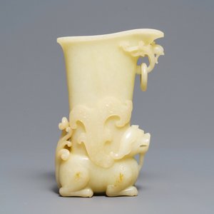 Een Chinese rituele 'rhyton' beker in gele jade, 19/20e eeuw — foto 2