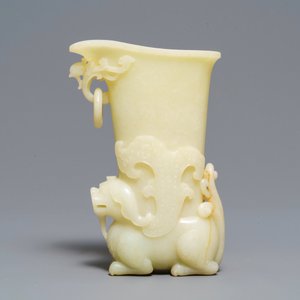 Een Chinese rituele 'rhyton' beker in gele jade, 19/20e eeuw — foto 4
