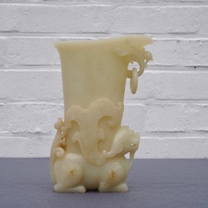 Een Chinese rituele 'rhyton' beker in gele jade, 19/20e eeuw — foto 10