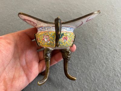 Een Chinese rituele wijnbeker of 'jue' in Canton email met gele fondkleur, Yongzheng — foto 4