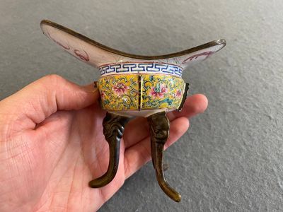 Een Chinese rituele wijnbeker of 'jue' in Canton email met gele fondkleur, Yongzheng — foto 6