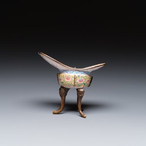 Een Chinese rituele wijnbeker of 'jue' in Canton email met gele fondkleur, Yongzheng — foto 2