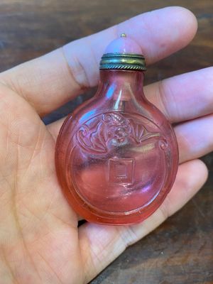Een Chinese robijnroze glazen snuiffles met vleermuizen, Qianlong merk en periode — foto 2