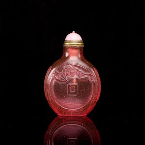Een Chinese robijnroze glazen snuiffles met vleermuizen, Qianlong merk en periode — foto 1