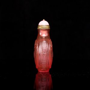 Een Chinese robijnroze glazen snuiffles met vleermuizen, Qianlong merk en periode — foto 2