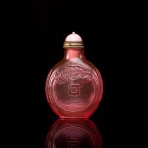 Een Chinese robijnroze glazen snuiffles met vleermuizen, Qianlong merk en periode — foto 3