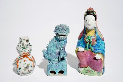 Een Chinese robin's egg geglazuurde tempelleeuw, een famille rose Guanyin en een famille verte vaasje, 19/20e eeuw