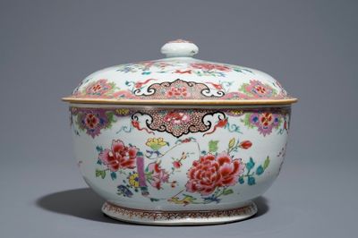 Een Chinese ronde famille rose dekselterrine met floraal decor, Qianlong