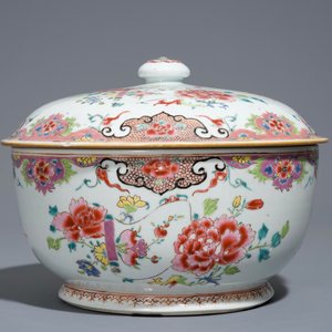 Een Chinese ronde famille rose dekselterrine met floraal decor, Qianlong — foto 3