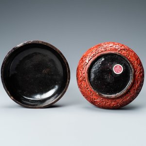 Een Chinese ronde lakwerk dekseldoos met twee geleerden aan een tafel, 18/19e eeuw — foto 3