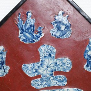 Een Chinese rood gelakte plaquette ingezet met blauw-wit porselein, 19/20e eeuw — foto 6