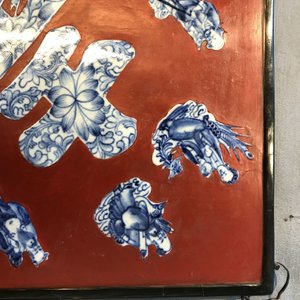 Een Chinese rood gelakte plaquette ingezet met blauw-wit porselein, 19/20e eeuw — foto 9
