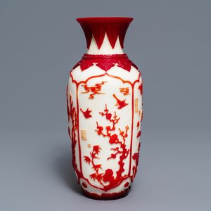 Een Chinese rood-witte vaas in meerlagig glas, Daoguang zegelmerk, 19/20e eeuw — foto 1