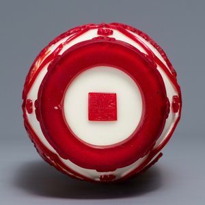Een Chinese rood-witte vaas in meerlagig glas, Daoguang zegelmerk, 19/20e eeuw — foto 5
