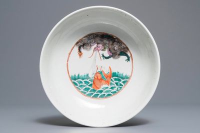 Een Chinese rose-verte kom met karpers en een draak, Kangxi merk, 19e eeuw