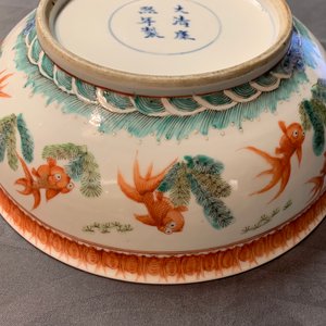 Een Chinese rose-verte kom met karpers en een draak, Kangxi merk, 19e eeuw — foto 13