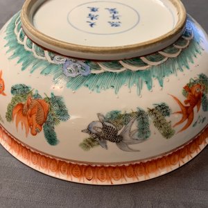 Een Chinese rose-verte kom met karpers en een draak, Kangxi merk, 19e eeuw — foto 15